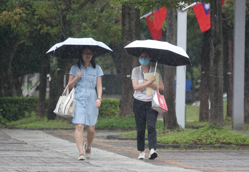 迎風面降雨增 高溫32度感受舒適涼爽
