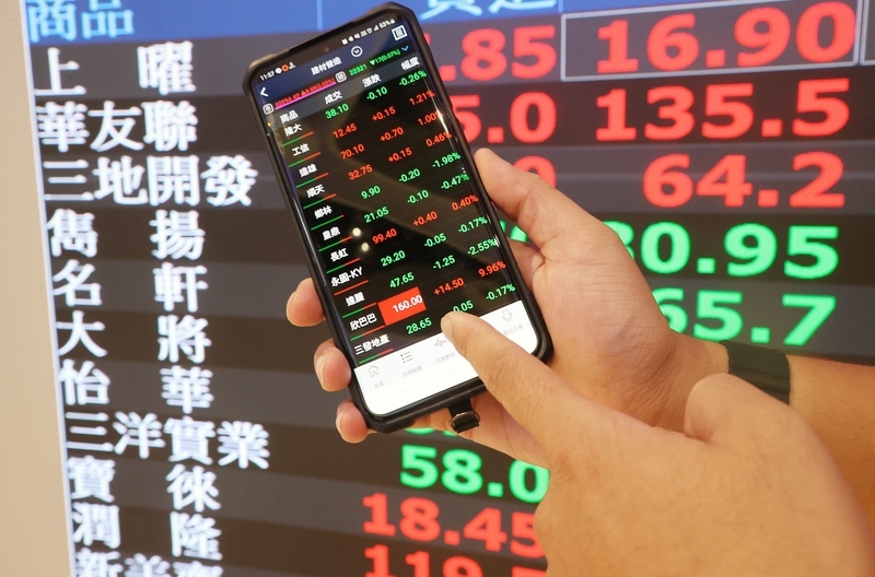 台股站上季線 航運股勁揚台積電翻紅收漲146點