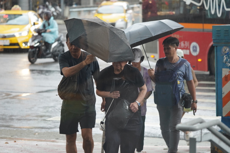 北東偶雨局部大雨 陣風增強注意長浪