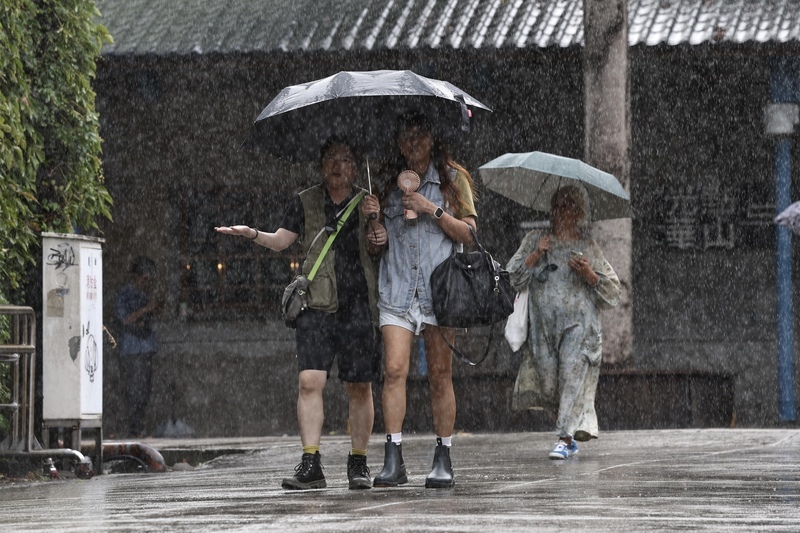 南部越晚雨勢越增加 新竹到台中局部焚風