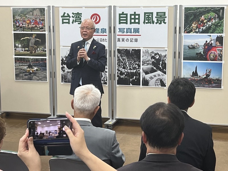 宋隆泉台灣民主攝影展大阪開幕 日議員觀後感觸多