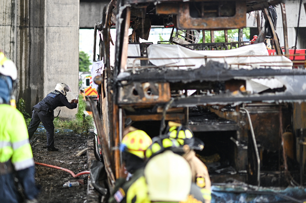 泰國校外教學巴士起火 車上25人恐不幸罹難