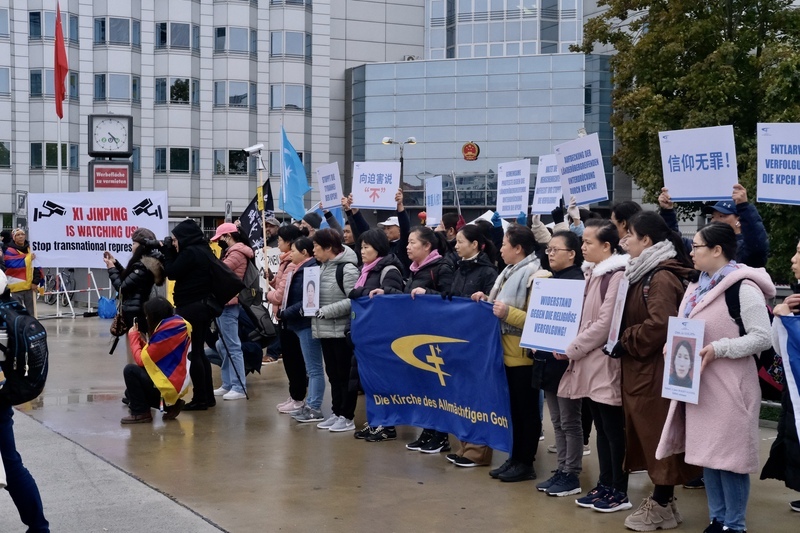 人權團體中國駐德使館前抗議 高喊還我自由