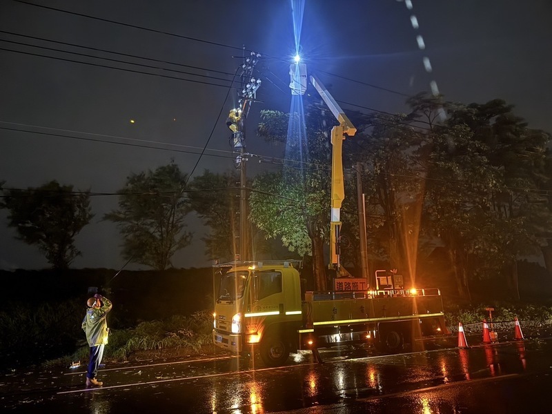 停電戶數一度達10萬  屏東高雄仍有逾萬戶待修