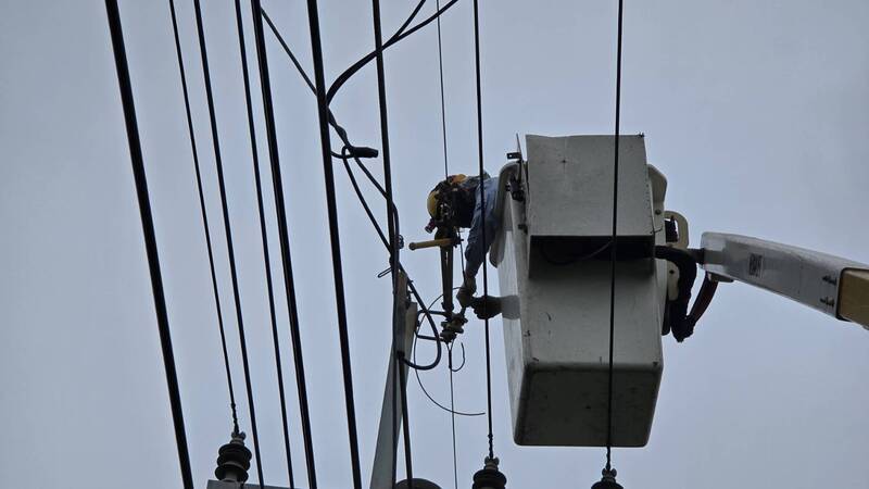 高雄風雨強勁 逾10萬戶停電多區停水