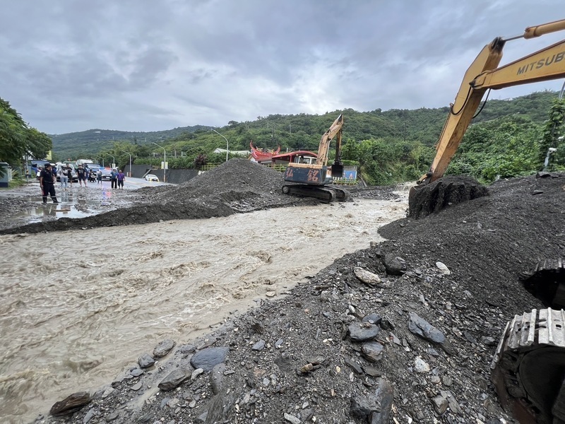 野溪暴漲土石淹沒路面  南迴公路太麻里雙向中斷