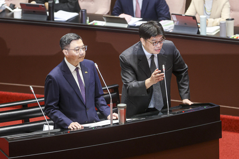 鬧場中國遊客遭強制出境 邱垂正：加強簽證核發管理