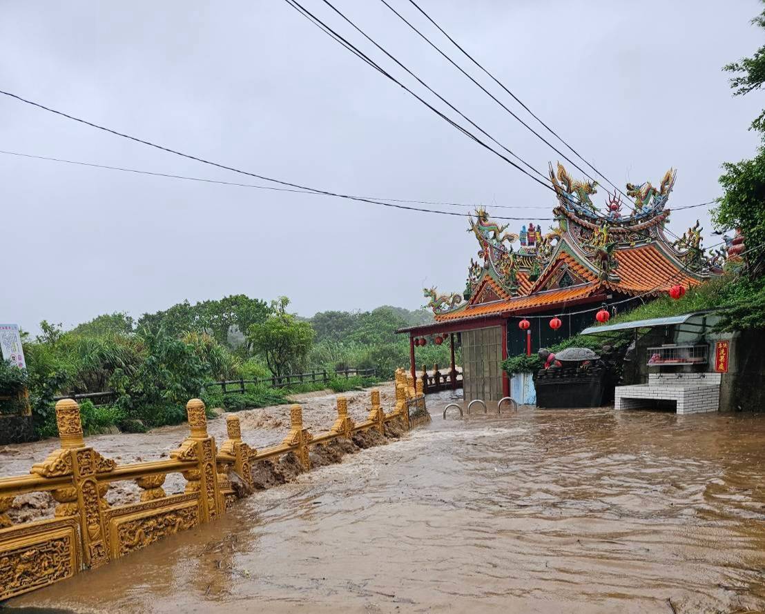 淡水三芝山區暴雨泥水灌民宅 橫山國小撤師生
