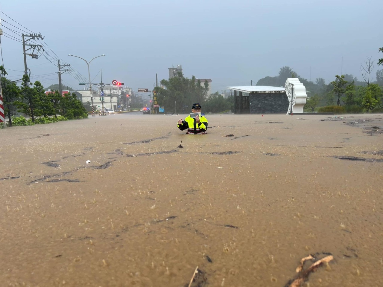 北海岸豪雨溪水暴漲 新北金山萬里傳災情