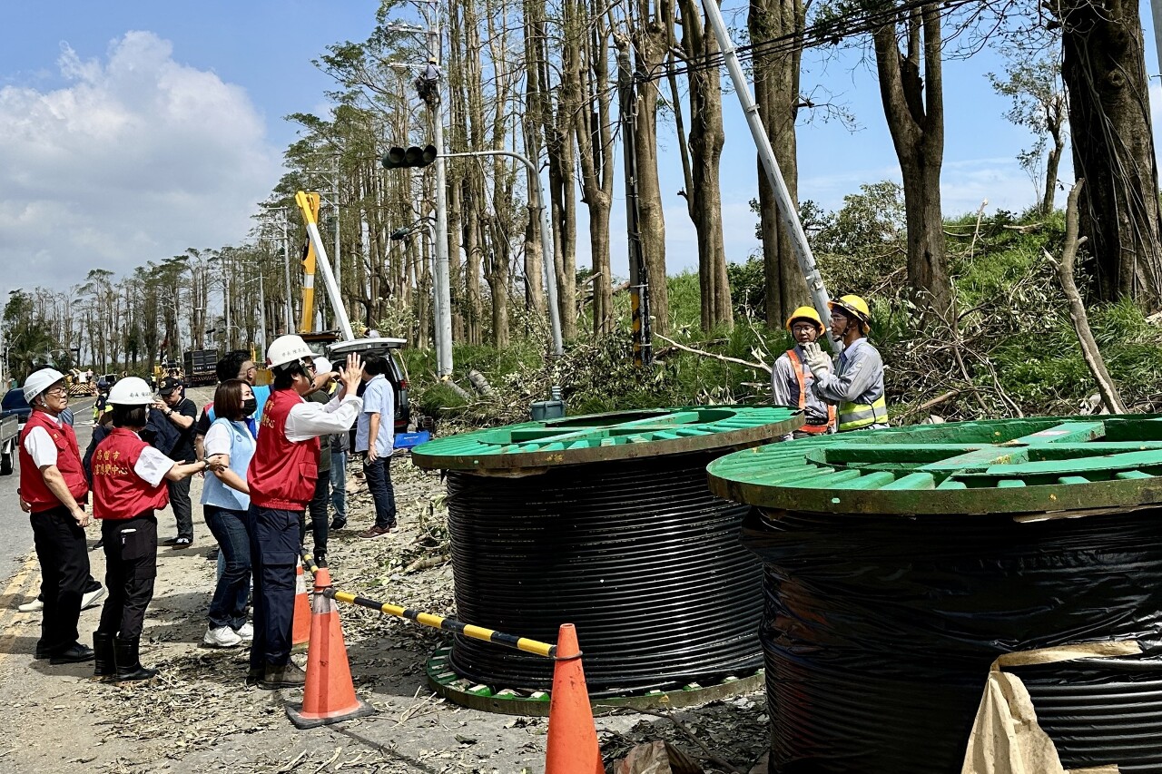 高雄1萬6000餘戶仍無電可用  台電全力搶修