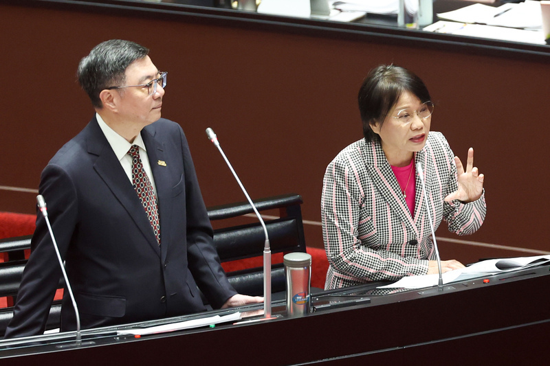 新兵入營遊覽車播解放軍影片 卓榮泰：司機自行播放