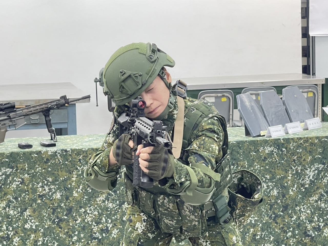 國軍公布全新T112步槍 搭配共同瞄距提高精準度減低後衝