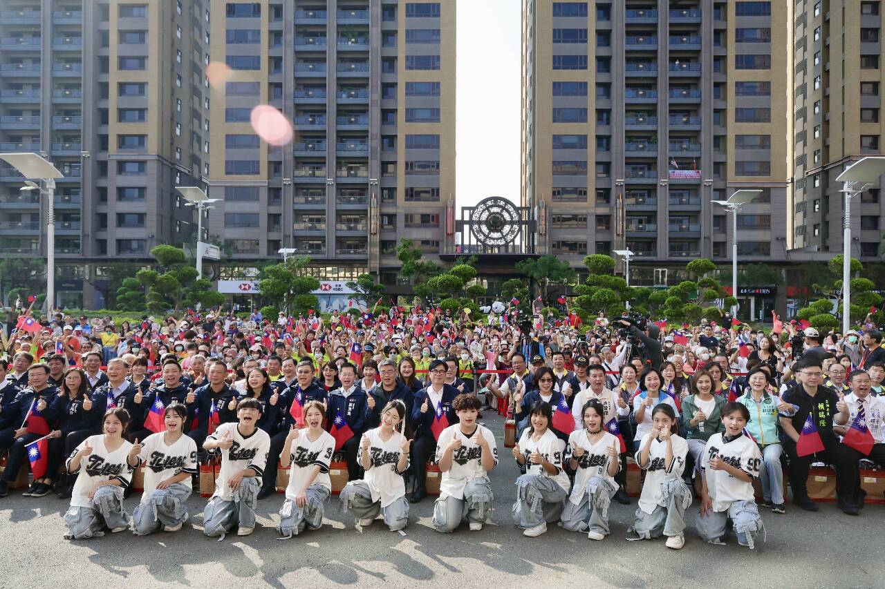 台南、高雄舉辦國慶升旗 陳其邁：高市民在風災展現韌性與團結