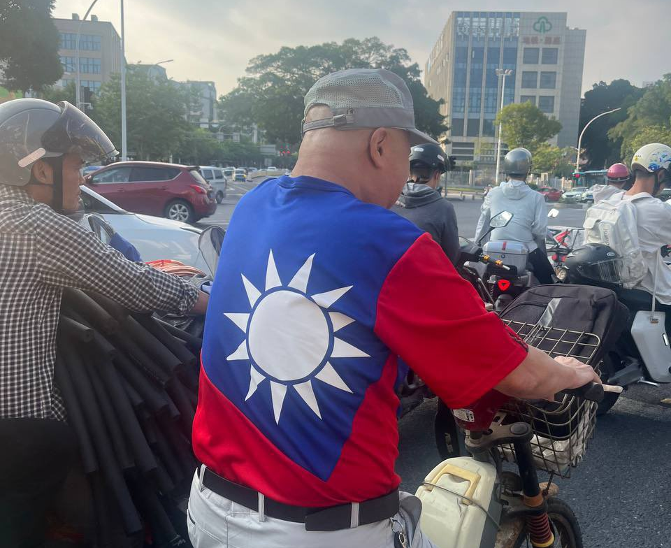 雙十節在福州 大叔穿中華民國國旗裝上街頭