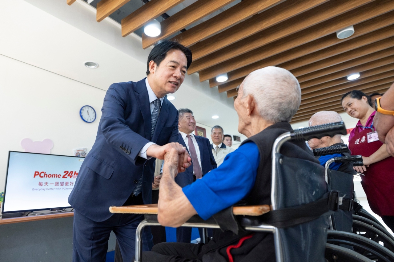 重陽節探望榮民 總統為團結守護中華民國向榮民致敬