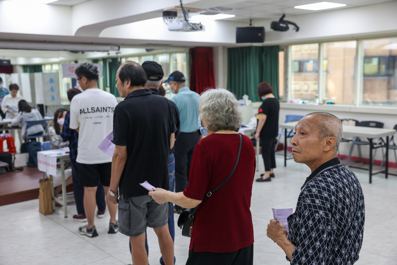 謝國樑罷免案投票 男子疑蓋錯想換票遭拒 鬧場遭送辦