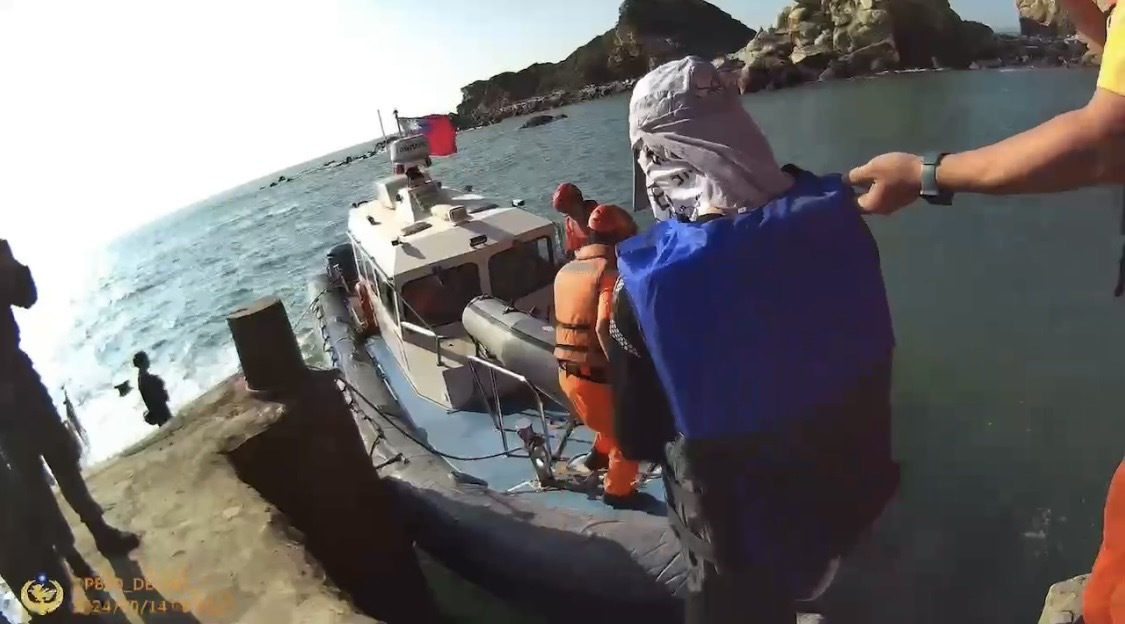 聯合利劍軍演 中國海警持續襲擾 我海巡監控驅離並緝獲偷渡客 (影音)