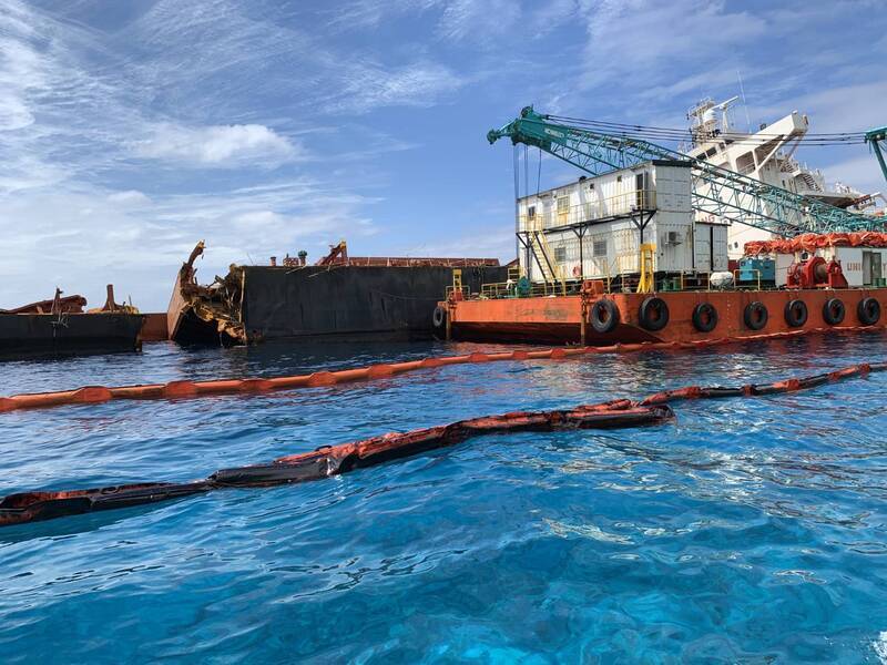 外籍貨輪擱淺蘭嶼殘油抽完  船體移除計畫12/9前提出