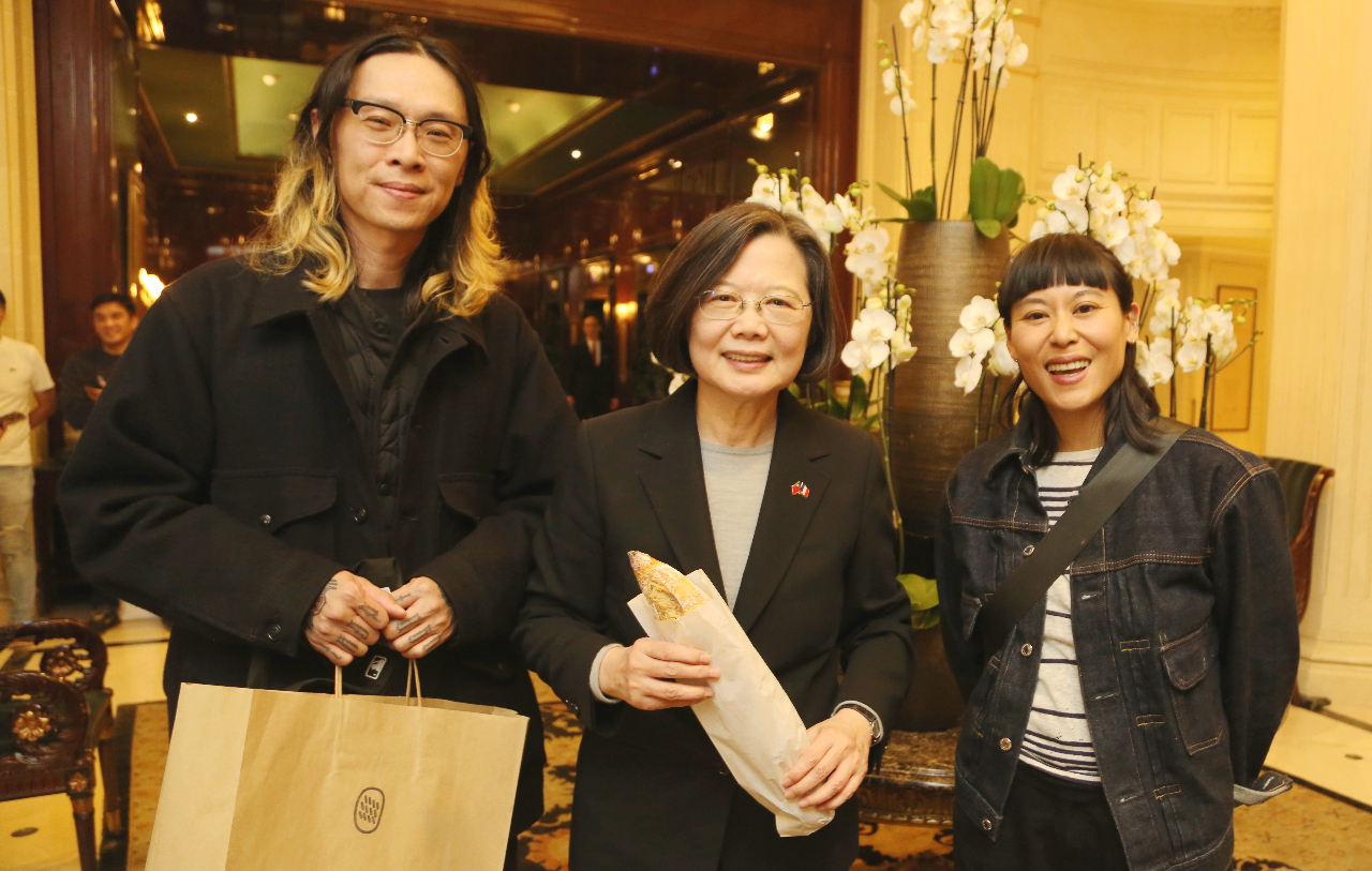 蔡英文訪法國巴黎 烘焙坊年輕夫妻帶可頌探班加油