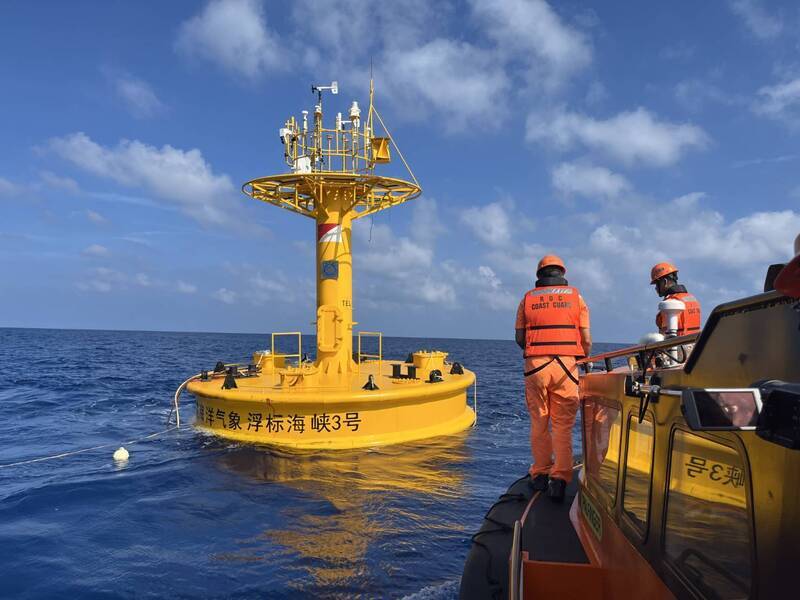屏東小琉球發現中國氣象浮標 海巡派遣雲林艦勘查