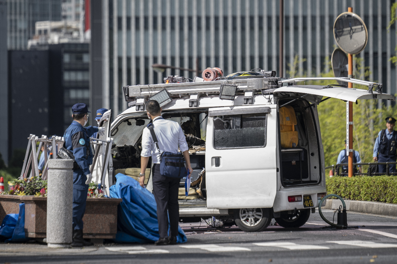 日男朝自民黨總部丟汽油彈 車撞首相官邸柵欄被逮