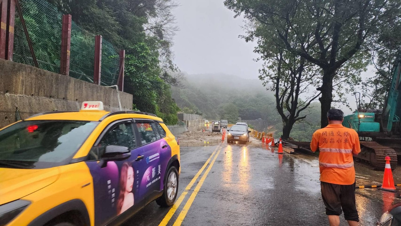 陽金公路又現泥流封路 搶修後恢復單線雙向通行