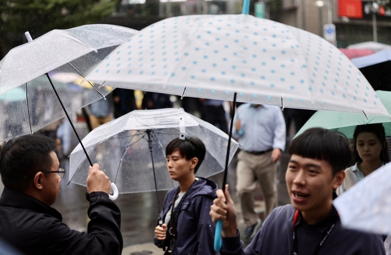 鋒面通過易有短延時強降雨 下午起轉冷低溫15度