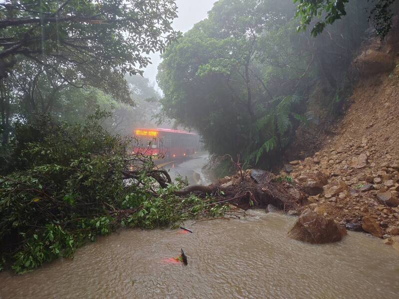 陽明山強降雨釀災 陽金公路馬槽段土石滑落雙向封閉