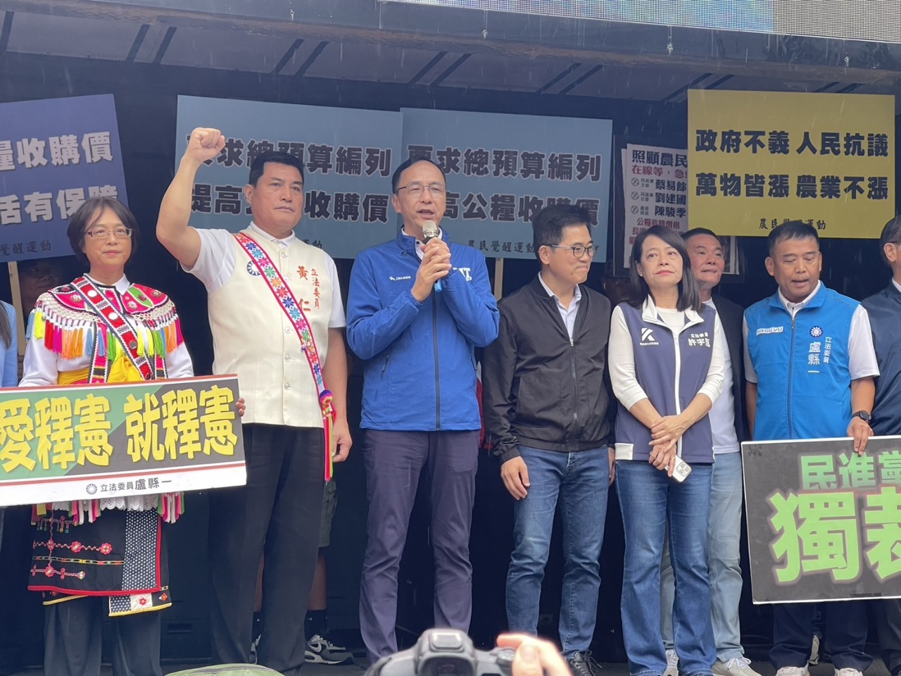 大雨中號召群眾喊話 朱立倫：禁伐補償預算依法政院就應編足