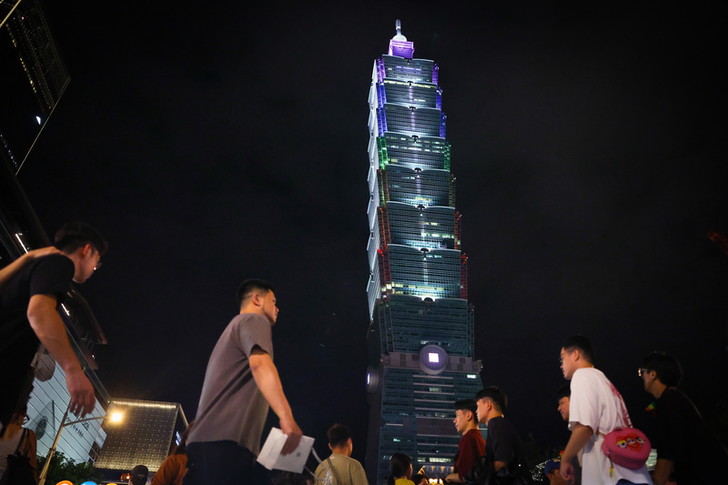 台北101點亮彩虹燈光 支持性別平權與多元文化