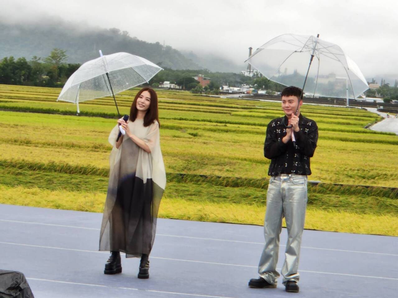 田馥甄、許富凱登池上秋收舞台  雨中合唱《純情青春夢》