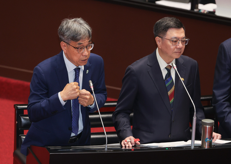 藍委要求陳駿季去職 卓榮泰：若官員被起訴就依法辦理