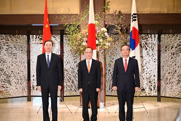 日中韓外交高層協議 同意為三國領袖會談鋪路