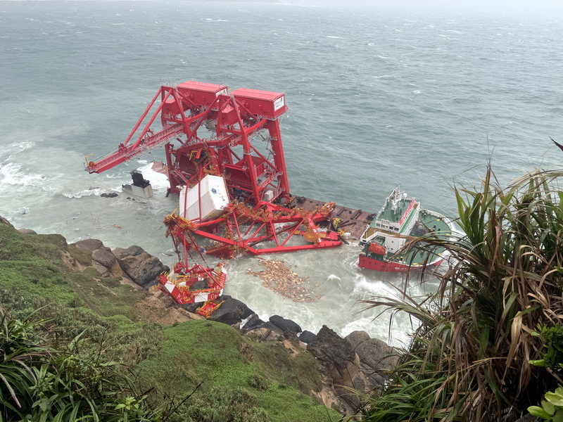 陸籍貨輪擱淺野柳起重機傾倒 拖船抵基隆待命