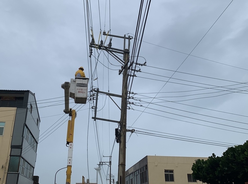 康芮颱風離境全台10.18萬戶仍停電 台電拚都會區、平地本日復電