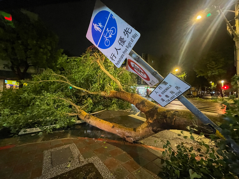 颱風北上漸遠離 白天起風雨趨緩