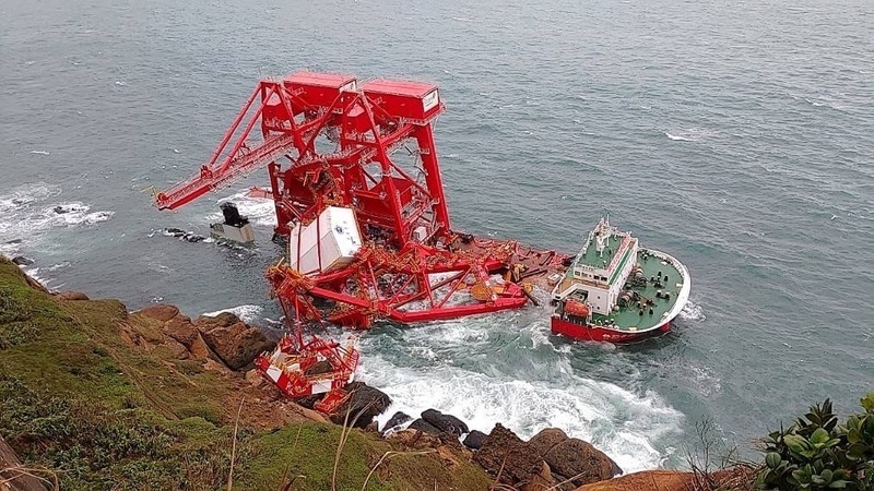 中國貨輪擱淺野柳 風浪過大抽油作業再取消