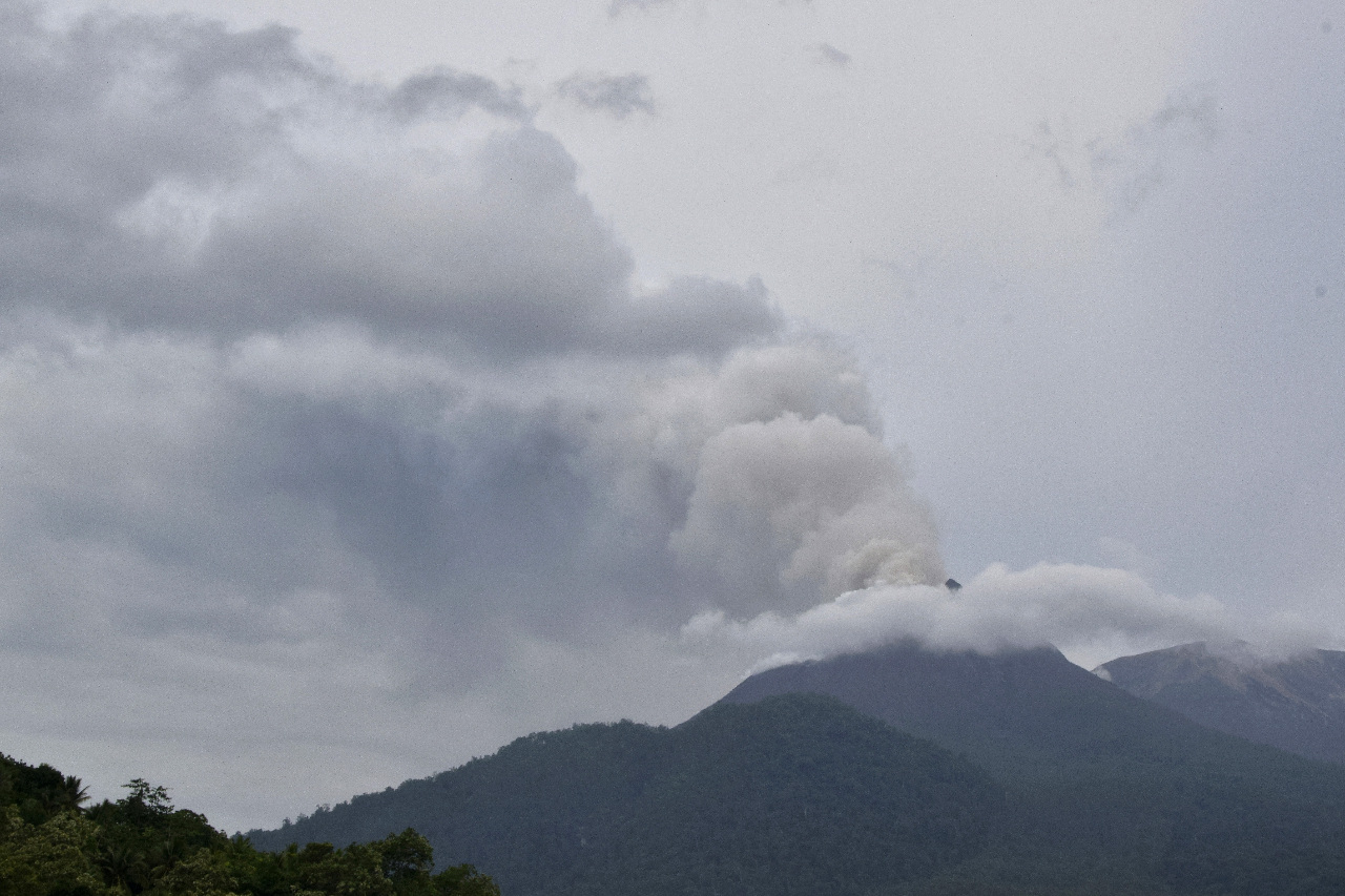 印尼勒沃托比火山深夜爆發 迫使居民疏散已釀9死