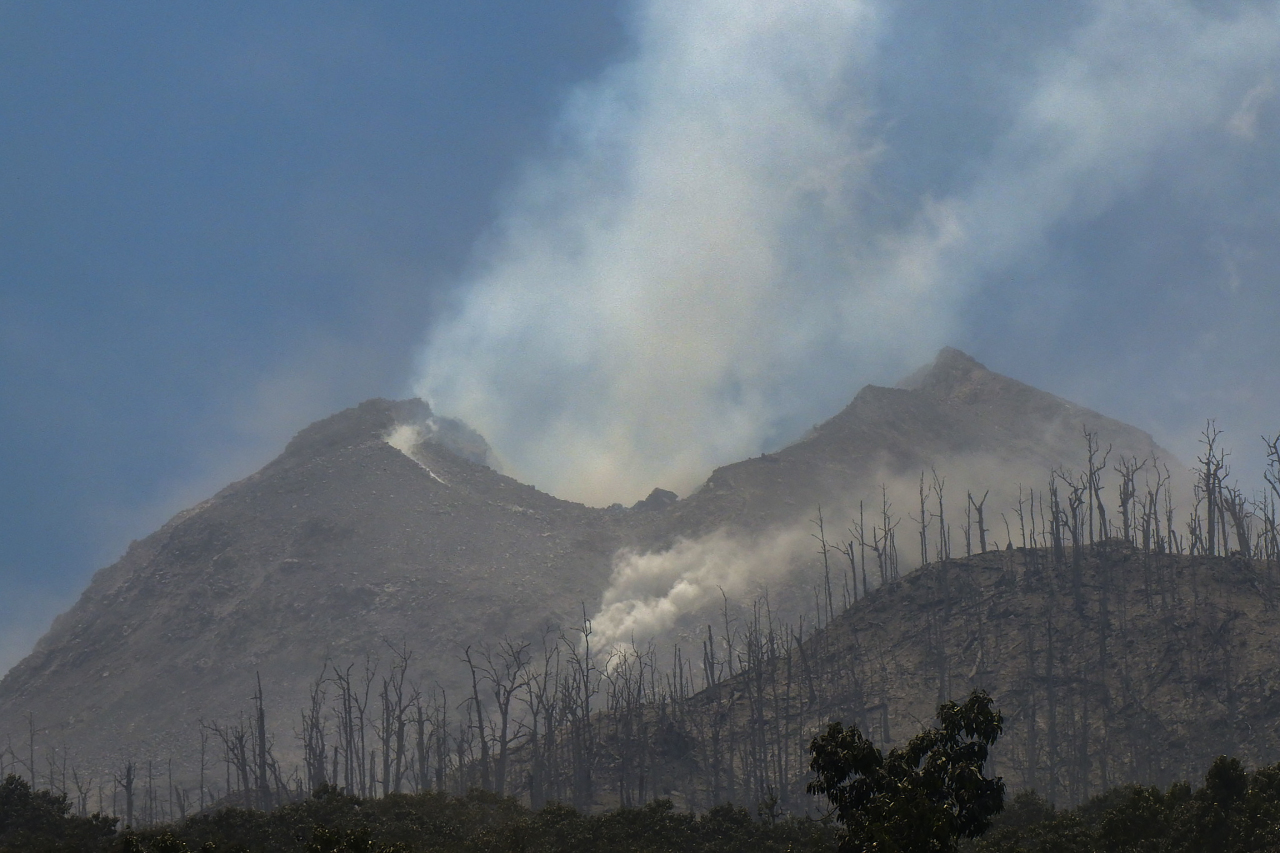 印尼東部火山持續噴發 當局計劃擴大禁區