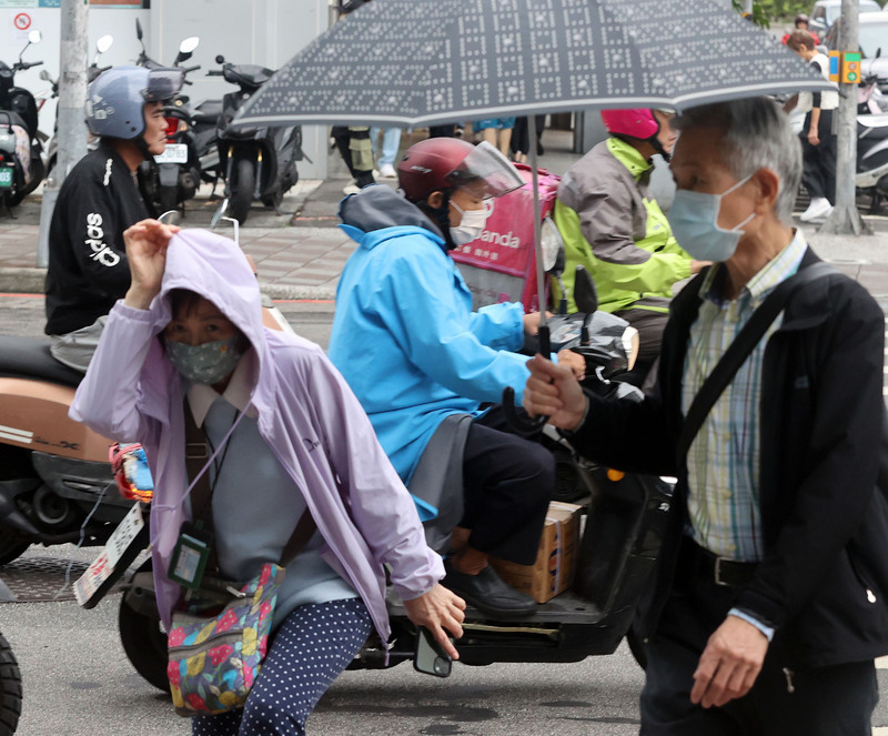 白天北部東部離島偏涼 晚起迎風面局部大雨豪雨