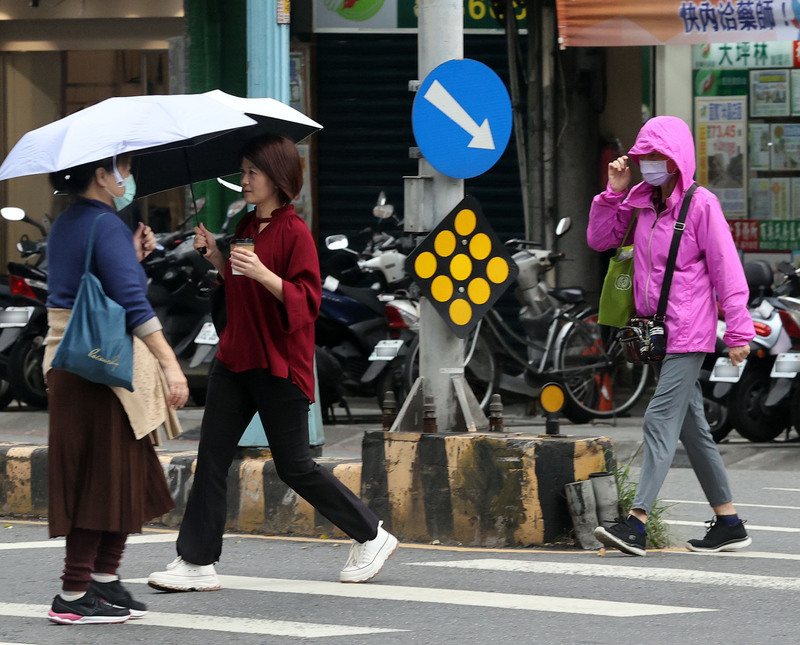 迎風面雨勢明顯 白天氣溫稍回升中南部溫差逾10度