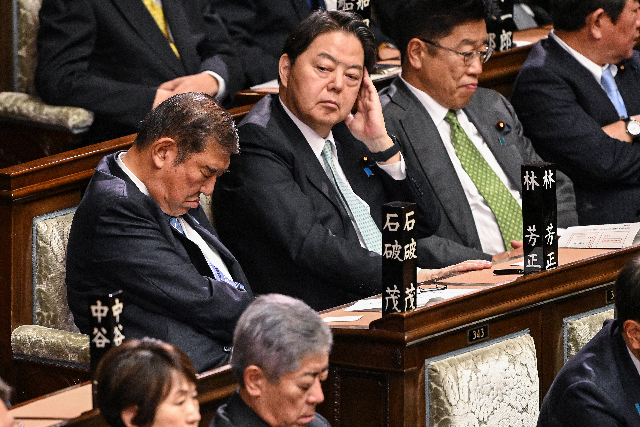 石破茂日相選舉時似打盹 官方：首相吃了感冒藥