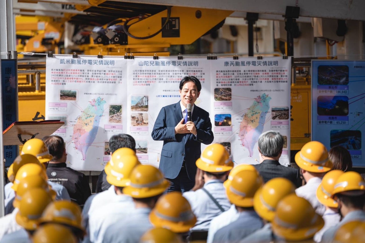 賴清德親赴台電維修班打氣 稱台電像聖誕老人送來電力