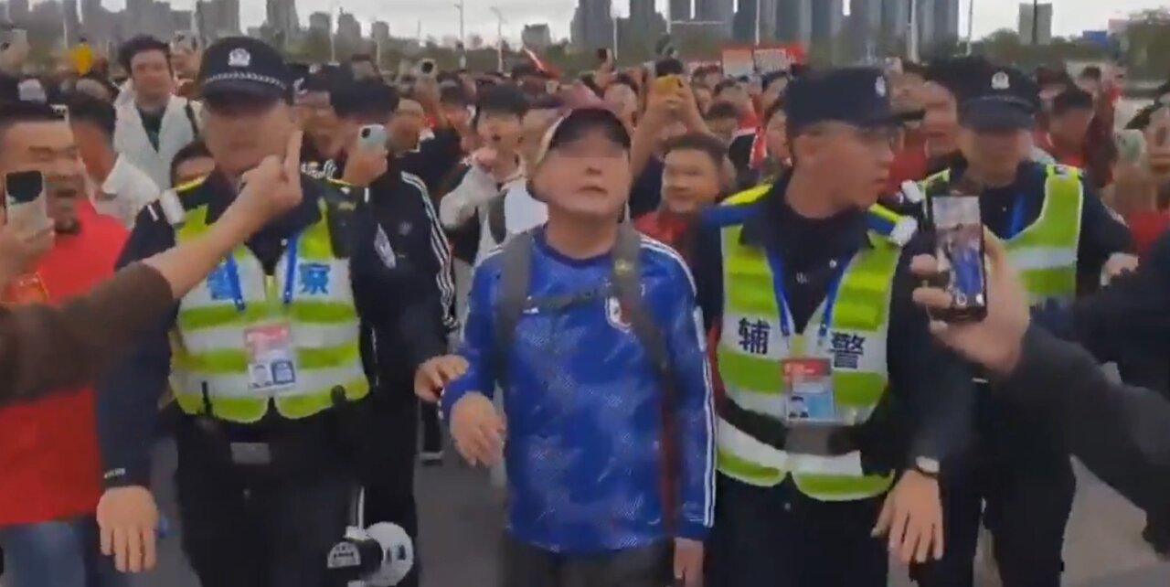 中日足球廈門再戰 挺日球迷被圍堵遭警察脫衣