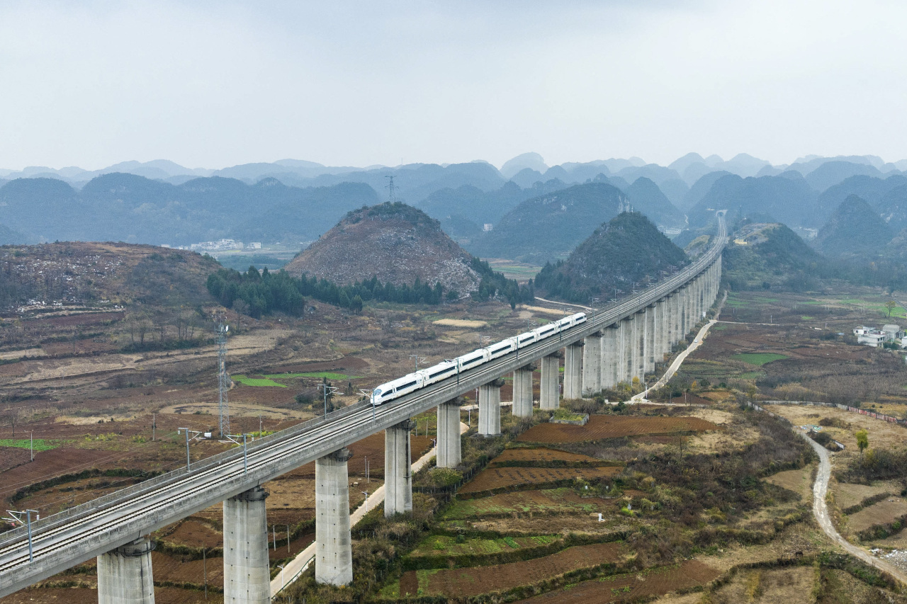 民族復興不容質疑？中國年燒數兆蓋新高鐵 營運慘淡已堆出創紀錄負債