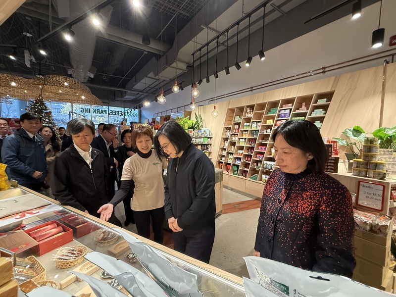 蔡英文抵加拿大 首站造訪台灣美食超市Maeli Market