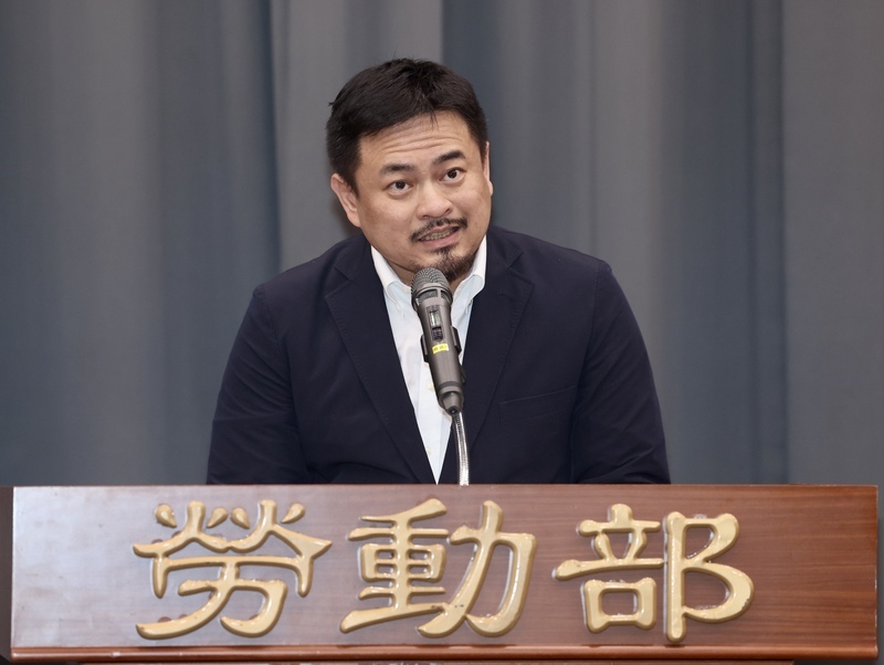 上任勞長首日強調「毫無保留」洪申翰：公務員輕生案務求真相