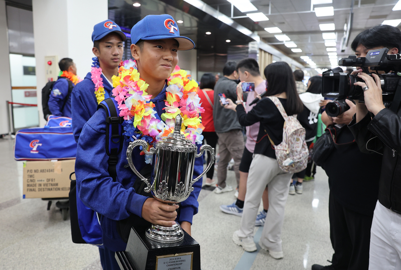 U12亞少棒台灣奪冠近百人接機 教頭：12強賽鼓舞球員