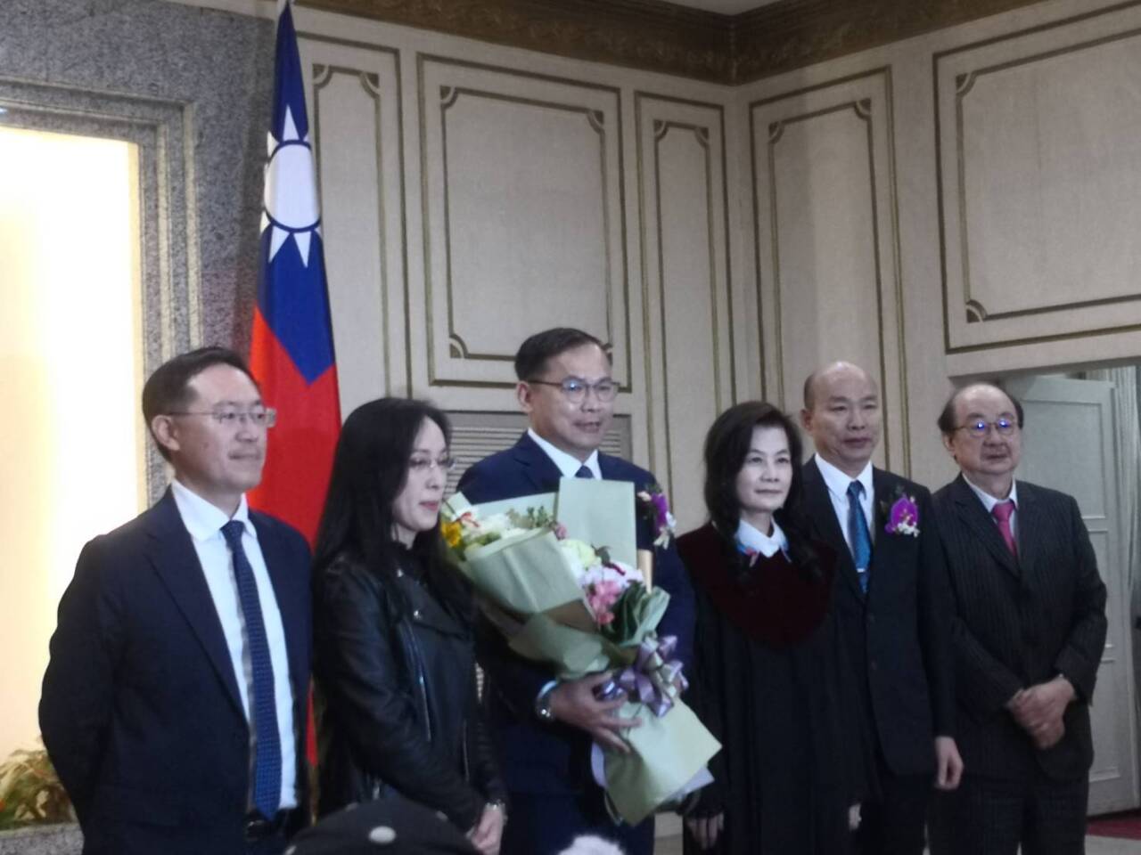王義川宣誓就職立委 韓國瑜喊「開始酒測吧」