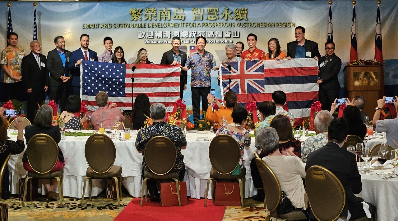 總統出訪過境行使主權 中共無權說三道四